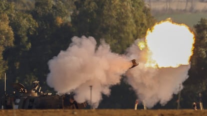 Una unidad de artillería israelí dispara cerca de la frontera entre Israel y Gaza este sábado.