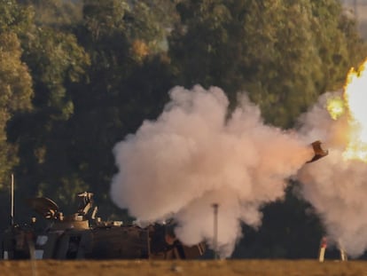 Una unidad de artillería israelí dispara cerca de la frontera entre Israel y Gaza este sábado.