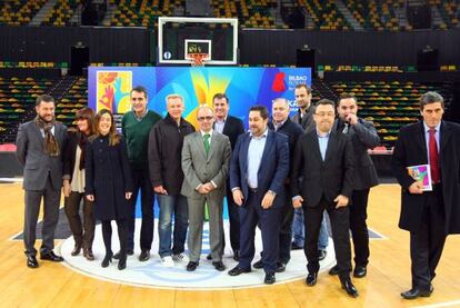 Delegaciones de las selecciones de baloncesto que jugarán en el BEC juto a cargos institucionales.