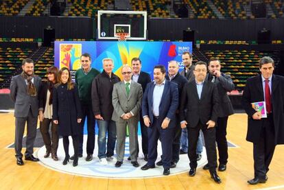 Delegaciones de las selecciones de baloncesto que jugar&aacute;n en el BEC juto a cargos institucionales.