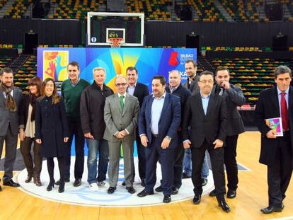 Delegaciones de las selecciones de baloncesto que jugar&aacute;n en el BEC juto a cargos institucionales.