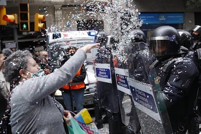 Protesta para intentar paralizar un desahucio en  Barcelona, el pasado 25 de mayo.