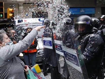 Protesta para intentar paralizar un desahucio en  Barcelona, el pasado 25 de mayo.