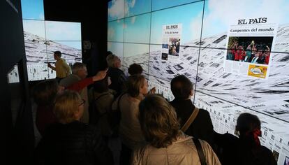 Visitors to the EL PAÍS exhibition in the Cibeles palace.