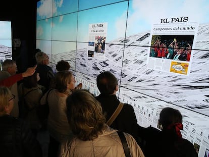 Visitors to the EL PAÍS exhibition in the Cibeles palace.