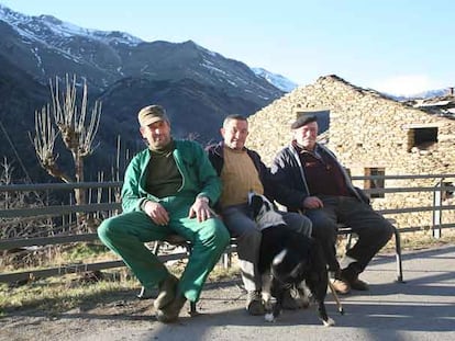 Rafelet, José y el padre del primero, Rafel, de izquierda a derecha, sentados en un banco de su pueblo.