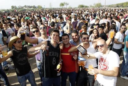 Miles de jóvenes se dan cita en el 'Charco de la Pava' en un macrobotellón, para celebrar la llegada de la Primavera.