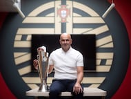 Roberto Martínez, seleccionador de Portugal, con el trofeo de la Liga de las Naciones en la Ciudad del Fútbol, en Oeiras.