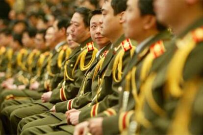 Militares aguardan la votación de la Ley Antisecesión en la Asamblea Nacional Popular china.