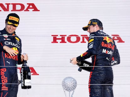 Checo Pérez y Max Verstappen celebran el doblete y el bicampeonato de Fórmula 1, este domingo en Japón.
