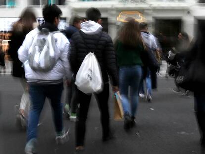 Jóvenes caminando por la gran Vía de Madrid.
 
 