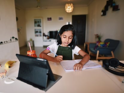 La educación de calidad es uno de los objetivos principales de la Agenda 2030. En la imagen, una niña estudia en su casa.