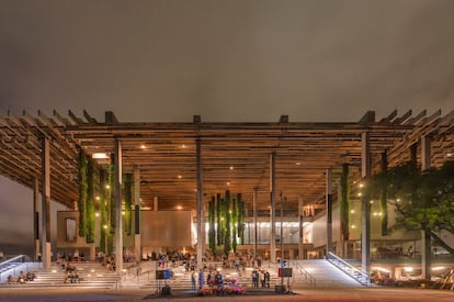 Con este edificio de los suizos Herzog & de Meuron se estrenó en diciembre de 2013 el nuevo Pérez Art Museum Miami (PAMM), con una importante colección de arte centrada en los siglos XIX y XX. Situado en el parque de los museos, a orillas de la bahía de Biscayne, muy cerca del puerto donde atracan los grandes barcos de crucero, el edificio se presenta como “una estructura abierta” que invita desde todos sus lados por igual, según explican los arquitectos, que se propusieron incorporar el clima, la naturaleza y el paisaje como un elemento más de su proyecto. La zona de exposición, por ejemplo, se elevó del suelo para alejarla de posibles inundaciones. Y la vegetación tropical elegida se fusiona con la arquitectura formando un todo. Se trata de “una extensión del parque, que ofrece transiciones graduales del exterior al interior, del calor al frío, de la humedad a la sequedad, de la calle al arte”.