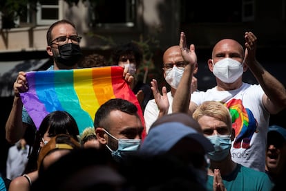 Participantes en la concentración celebrada en Barcelona, organizada por La plataforma LBTBIcat y el Observatorio contra la Homofobia