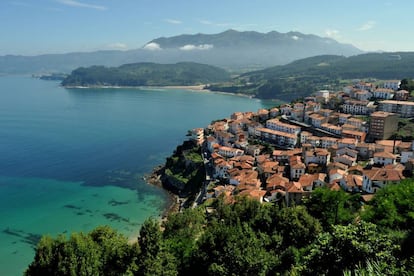 Parroquia marinera del concejo de Colunga con cerca de un millar de habitantes. En Lastres (Llastres, en bable), estrechamente ligada al mar, destacan sus típicas casas colgadas sobre el acantilado y un barrio ballenero que se remonta al siglo XVI.