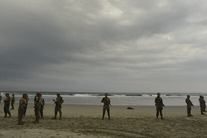 La Marina mexicana custodia el cuerpo de un migrante africano muerto en las costa de Chiapas, México