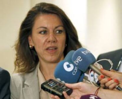 La secretaria general del PP y presidenta de Castilla-La Mancha, María Dolores de Cospedal, que presidió la reunión previa al Pleno de los populares en la Cámara Alta, atiende a los medios de comunicación.