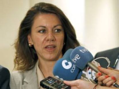 La secretaria general del PP y presidenta de Castilla-La Mancha, María Dolores de Cospedal, que presidió la reunión previa al Pleno de los populares en la Cámara Alta, atiende a los medios de comunicación.