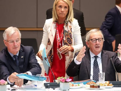 El negociador comunitario Michel Barnier, junto al presidente de la Comisión Europea, Jean-Claude Juncke, durante la cumbre, este viernes.