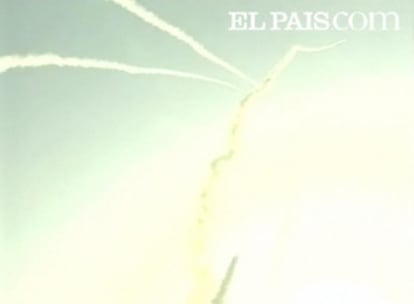 Fotograma extraída del vídeo difundido por el Gobierno iraní en el que se ven las cuatro estelas. En la parte inferior, de color más oscuro, aparece el misil retrasado.