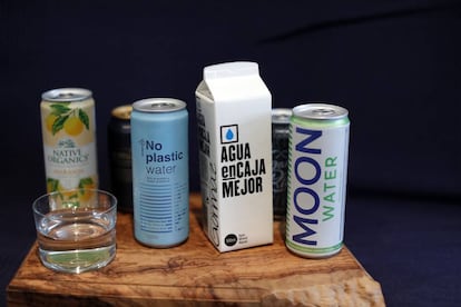 Imagen de diferentes marcas de bebidas en lata y cartón: agua mineral, con gas, saborizada, cervezas y refrescos...