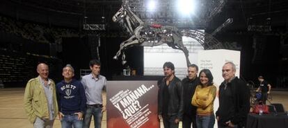 El equipo de la obra 'Y mañana ... ¿qué?' posa en el escenario del Bilbao Arena horas antes del estreno.