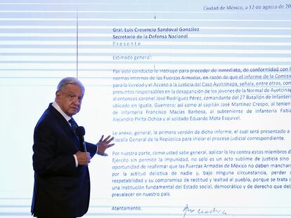 López Obrador muestra una carta en la que se solicita la detención de un militar implicado en la desaparición de los 43 estudiantes, este jueves, en Palacio Nacional