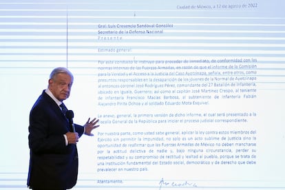 López Obrador muestra una carta en la que se solicita la detención de un militar implicado en la desaparición de los 43 estudiantes, este jueves, en Palacio Nacional