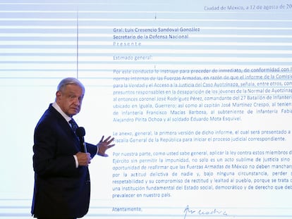 Andrés Manuel López Obrador, muestra un documento del caso Ayotzinapa, durante una conferencia de prensa el 21 de septiembre de 2023.