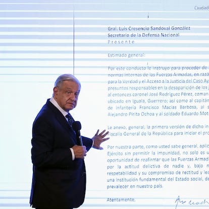 López Obrador muestra una carta en la que se solicita la detención de un militar implicado en la desaparición de los 43 estudiantes, este jueves, en Palacio Nacional
