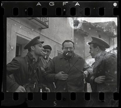 Ernest Hemingway (tercero por la izquierda), Herbert Matthews, periodista del New York Times (segundo por la izquierda) y dos soldados republicanos, Teruel, finales de diciembre de 1937.? Estate of David Seymour / Magnum. International Center of Photography.