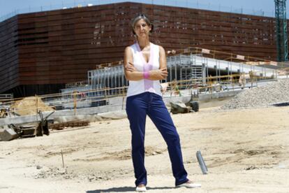 La directora del Centro de Creación de las Artes Escénicas de Alcorcón, María del Valle Hernández, delante del futuro auditorio.