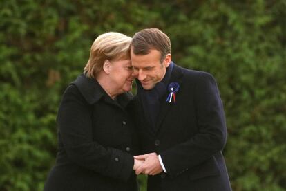 El presidente francés, Emmanuel Macron, y la canciller alemana, Angela Merkel, sostienen sus manos durante la ceremonia del centenario del final de la Primera Guerra Mundial, el 10 de noviembre de 2018.