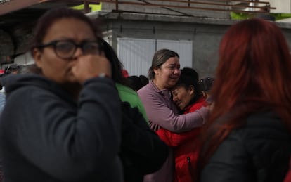 Dos mujeres se abrazan tras el motín de este domingo en el Cereso número 3 de Ciudad Juárez. 
