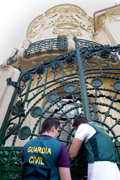 Dos agentes de la Guardia Civil en la reja del Palacio de Longoria (Madrid), sede de la SGAE, el 1 de julio de 2011, día de la detención de Teddy Bautista.