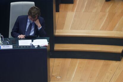 El alcalde de Madrid, José Luis Martínez-Almeida, durante el pleno del Ayuntamiento, este martes.