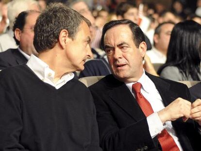 El presidente del Gobierno y líder del PSOE, José Luis Rodríguez Zapatero, conversa con el presidente del Congreso, José Bono.