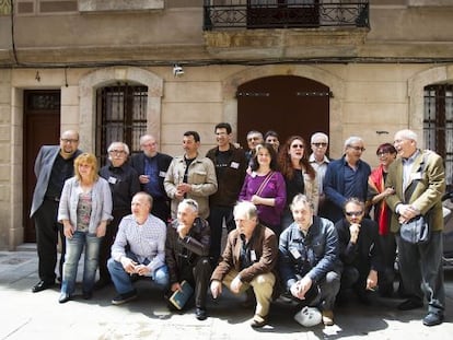 Los escritores que ayer firmaron sus libros en la librería Negra y Criminal. De izquierda a derecha, Miquel Jiménez, Susana Hernández, Salvador Balcells, David Hall, Víctor del Árbol, Jordi Ledesma, Félix G. Modroño, Rosa Ribas, Toni Iturbe, Cristina Fallarás, Jon Lauko, José Sanclemente, Maruja Torres y Andreu Martín. En cuclillas, Jordi de Manuel, Lluís Gutiérrez, Raúl Argemí, Carlos Zanón y Sebastià Jovani.