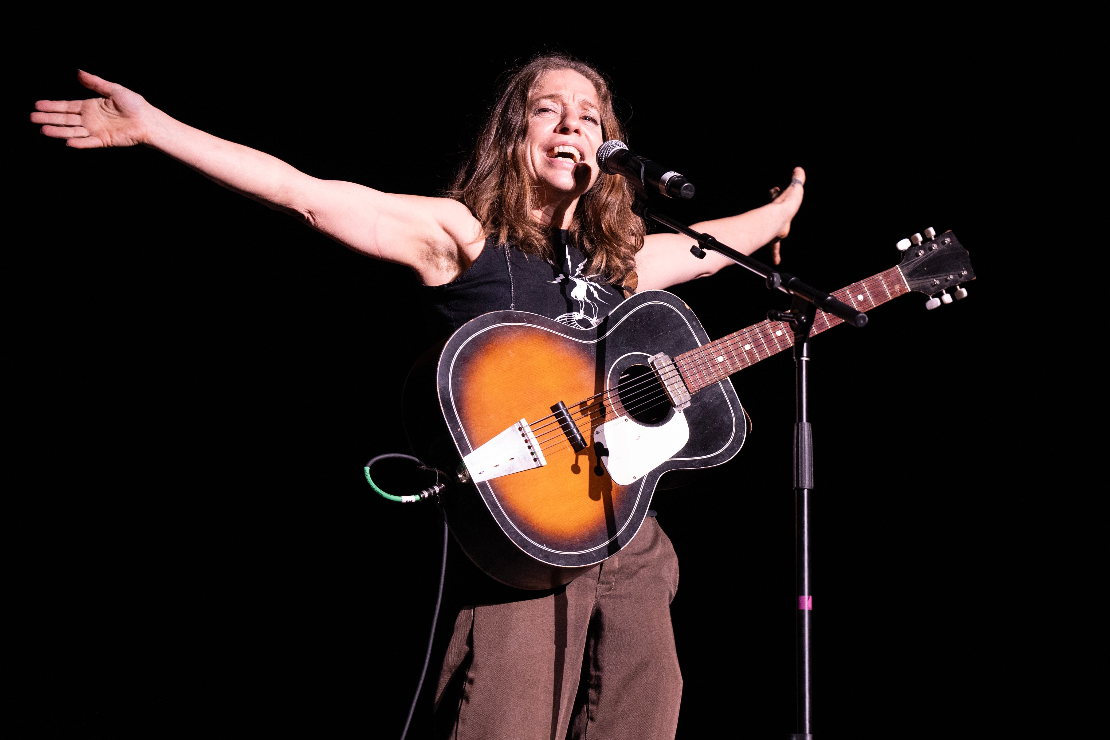  “Eres bisexual. Estás enfadada”: cómo la cantante Ani DiFranco desafió a la industria musical con un septum en la nariz y mucha ira dentro