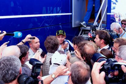 Valentino Rossi habla con los periodistas tras el Gran Premio de la República Checa.