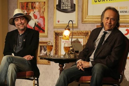 Los cantantes espa&ntilde;oles Joaquin Sabina y Joan Manuel Serrat en la rueda de prensa hoy, en Santiago de Chile.