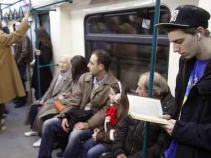 Un aplauso para la gente que lee libros de papel en el metro