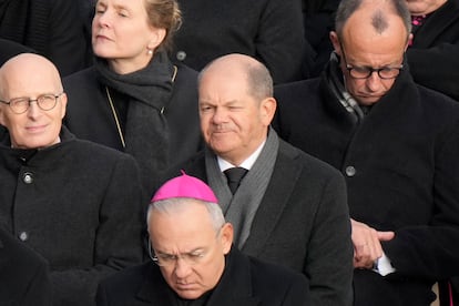 El canciller alemán, Olaf Scholz, durante el funeral.