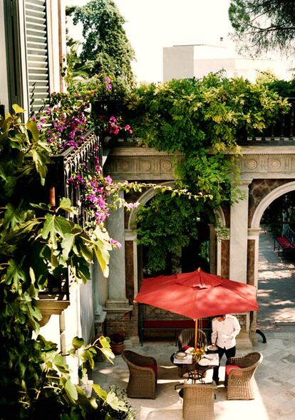 Terraza en el patio del hotel Palazzo Margherita, abierto el pasado 1 de marzo cerca de Matera, al sur de Italia.