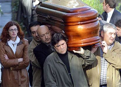 Maite Pagaza acompaña el féretro de su hermano en el cementerio donostiarra de Polloe.