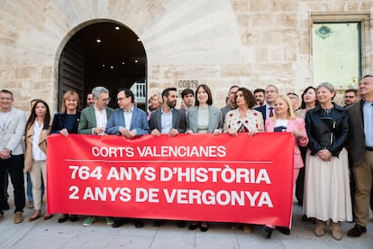 La ministra Diana Morant, junto con diputados socialistas este viernes.