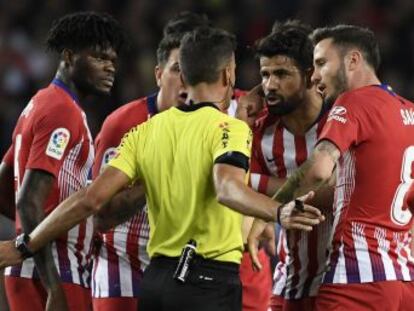 Competición sanciona al delantero del Atlético con ocho partidos por insultar y agarrar al árbitro Gil Manzano y su continuidad en el club rojiblanco está en el aire