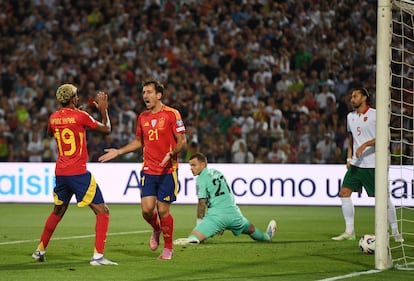 Oyarzabal celebra con Lamine Yamal su gol a Bulgaria, el primero de España en su victoria en Sofía. 