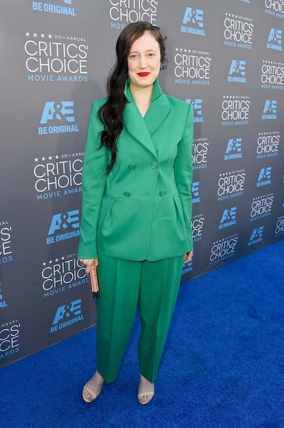 El traje de Andrea Riseborough lo firma Escada. Los zapatos son de Casadei y el clutch de Zagliani.