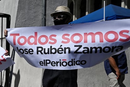 Un manifestante sostiene un cartel con la frase "Todos somos José Rubén Zamora", el 1 de agosto de 2022, en Ciudad de Guatemala.